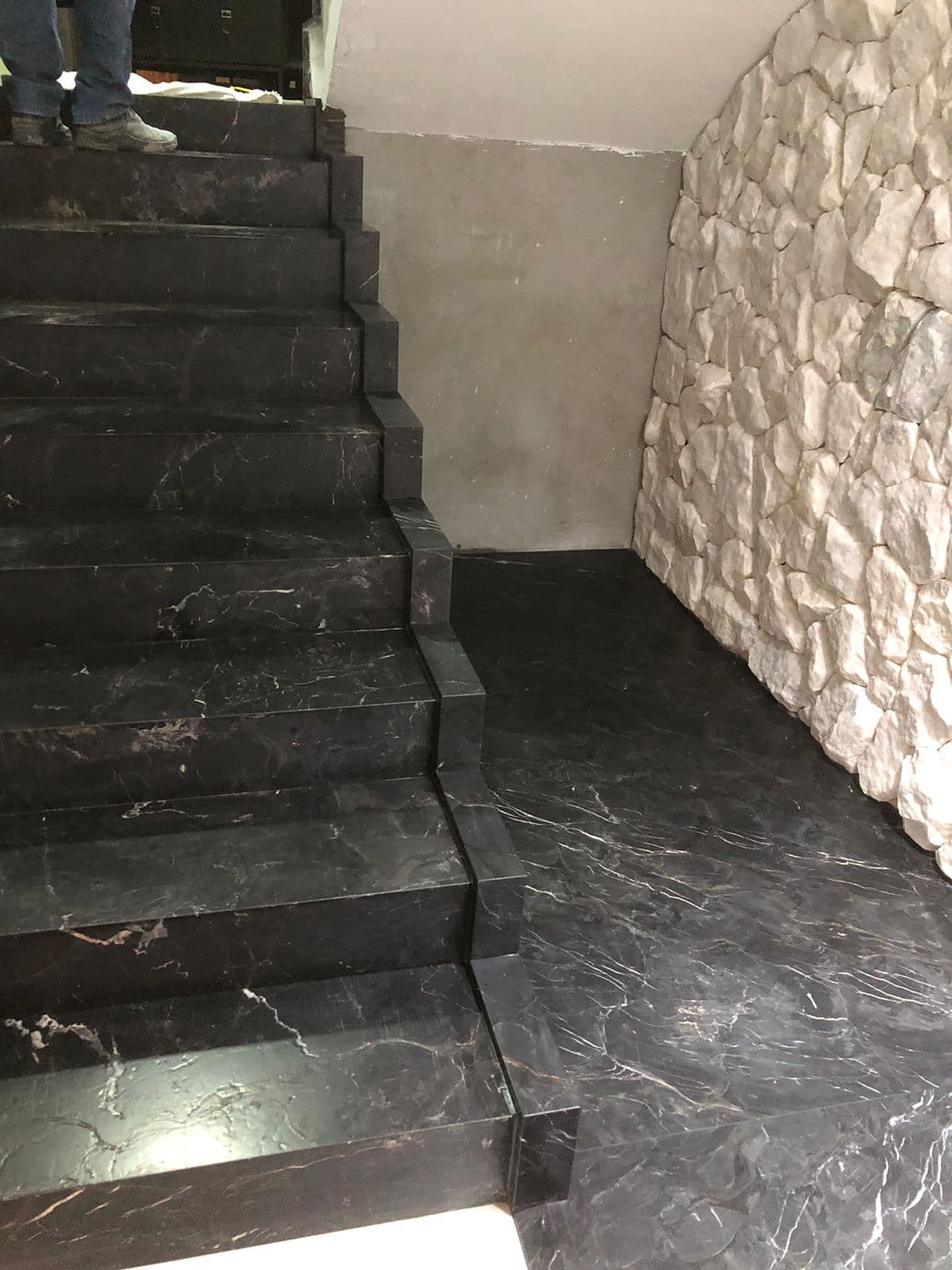 Escada em Mármore Preto