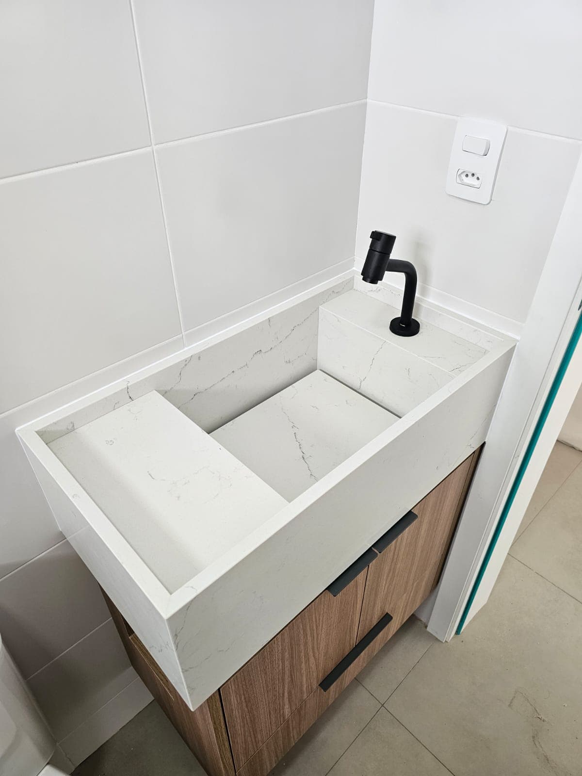 Lavatório em Quartzo Branco